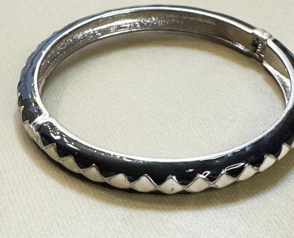 intage Black White Enamel Hinged Bangle Tone Geometric 1/4"  B084